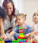 Jucăriile Montessori: Mai mult decât joacă – dezvoltare prin descoperire